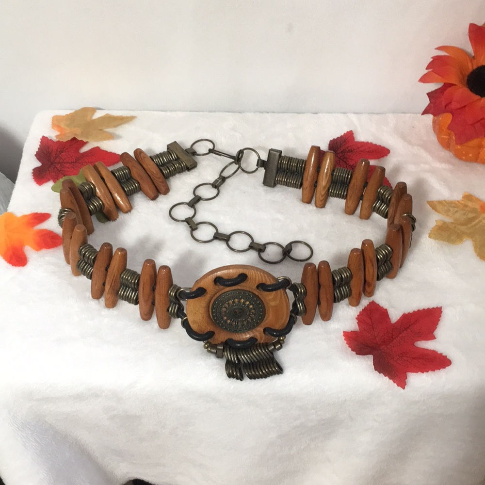 Wood and brass look rings belt with chain and clip. Has wooden medallion